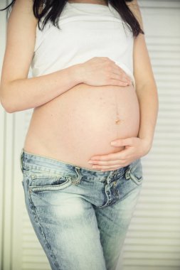 Hamile bir kadının karnı.