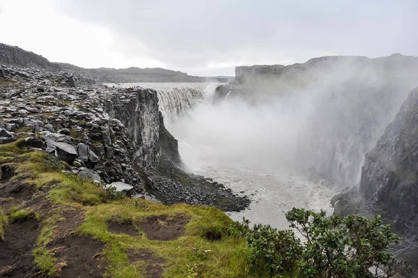 Bellissimo paesaggio dell'Islanda, paesi di geyser, vulcani, ghiacciai, cascate, sorgenti termali — Foto Stock
