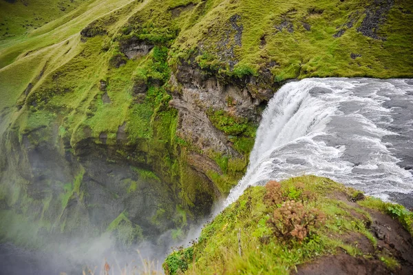 Bellissimo paesaggio dell'Islanda, paesi di geyser, vulcani, ghiacciai, cascate, sorgenti termali — Foto Stock