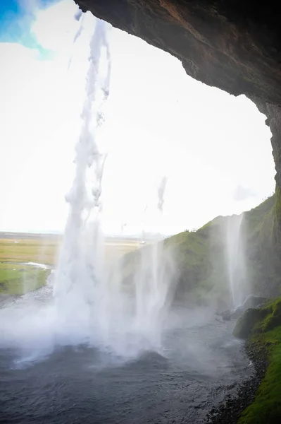 Bellissimo paesaggio dell'Islanda, paesi di geyser, vulcani, ghiacciai, cascate, sorgenti termali — Foto Stock