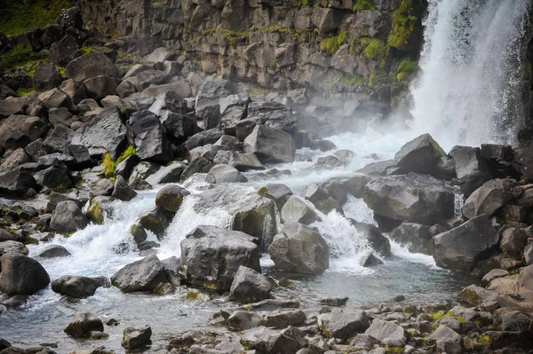 Bellissimo paesaggio dell'Islanda, paesi di geyser, vulcani, ghiacciai, cascate, sorgenti termali — Foto Stock