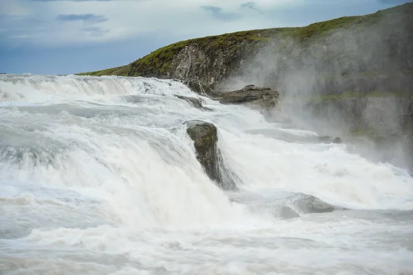 Bellissimo paesaggio dell'Islanda, paesi di geyser, vulcani, ghiacciai, cascate, sorgenti termali — Foto Stock