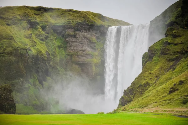 Bela paisagem da Islândia, países de gêiseres, vulcões, geleiras, cachoeiras, fontes termais — Fotografia de Stock