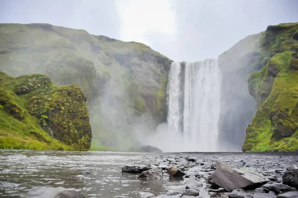 Bellissimo paesaggio dell'Islanda, paesi di geyser, vulcani, ghiacciai, cascate, sorgenti termali — Foto Stock