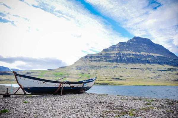 Schöne Landschaft von Island, Geysire, Vulkane, Gletscher, Wasserfälle, Thermalquellen — Stockfoto