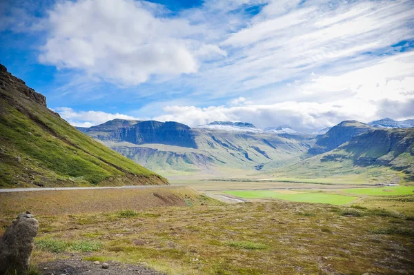 Schöne Landschaft von Island, Geysire, Vulkane, Gletscher, Wasserfälle, Thermalquellen — Stockfoto
