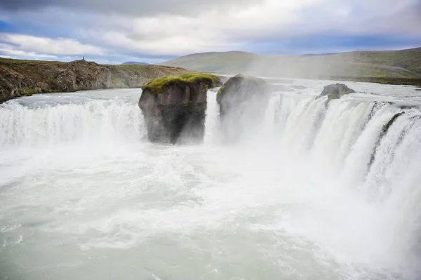 Bellissimo paesaggio dell'Islanda, paesi di geyser, vulcani, ghiacciai, cascate, sorgenti termali — Foto Stock