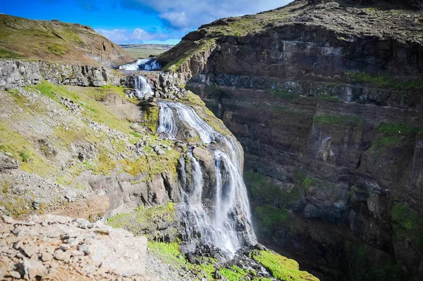 Bellissimo paesaggio dell'Islanda, paesi di geyser, vulcani, ghiacciai, cascate, sorgenti termali — Foto Stock