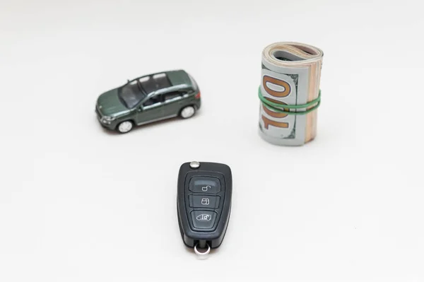 Autoschlüssel, Kleinwagen, Geld. — Stockfoto