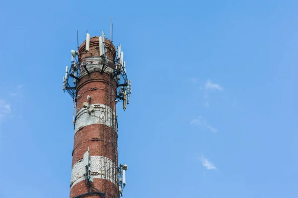 Cheminée en brique avec équipement de communication cellulaire sur fond de ciel — Photo