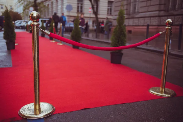 Czerwony dywan jest tradycyjnie używany do oznaczania na trasę przez szefów na uroczyste i formalne okazje, a w ostatnich dziesięcioleciach został przedłużony do korzystania przez VIP-ów i gwiazd w oficjalnych imprez. — Zdjęcie stockowe
