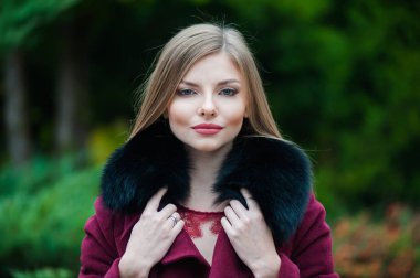 Sonbahar kürk giyen genç güzel sarışın kadın