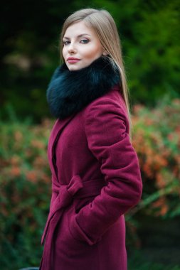 Sonbahar kürk giyen genç güzel sarışın kadın