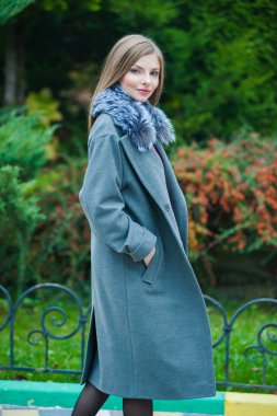 Sonbahar kürk giyen genç güzel sarışın kadın