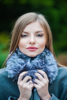 Sonbahar kürk giyen genç güzel sarışın kadın