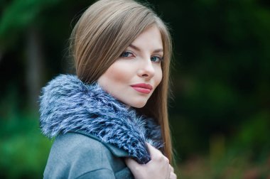 Sonbahar kürk giyen genç güzel sarışın kadın