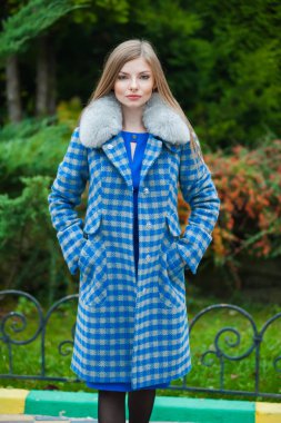 Sonbahar kürk giyen genç güzel sarışın kadın