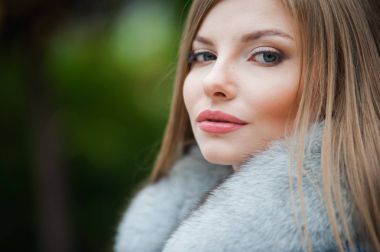 Sonbahar kürk giyen genç güzel sarışın kadın