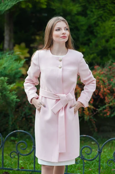 Pembe ceket giyen genç güzel sarışın kadın