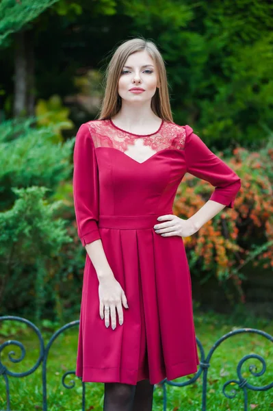 Красива дівчина в короткій червоній сукні — стокове фото