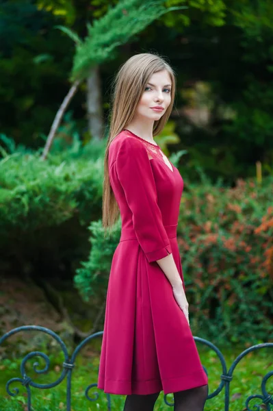 아름 다운 여자 즉 빨간 드레스 — 스톡 사진