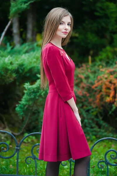 Красива дівчина в короткій червоній сукні — стокове фото