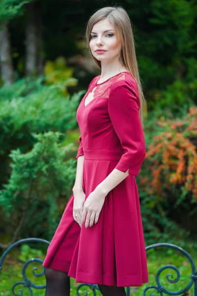Vacker flicka i kort röd klänning — Stockfoto
