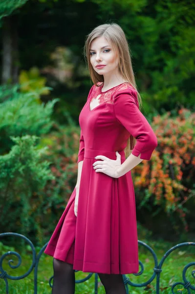 Menina bonita em vestido vermelho curto — Fotografia de Stock