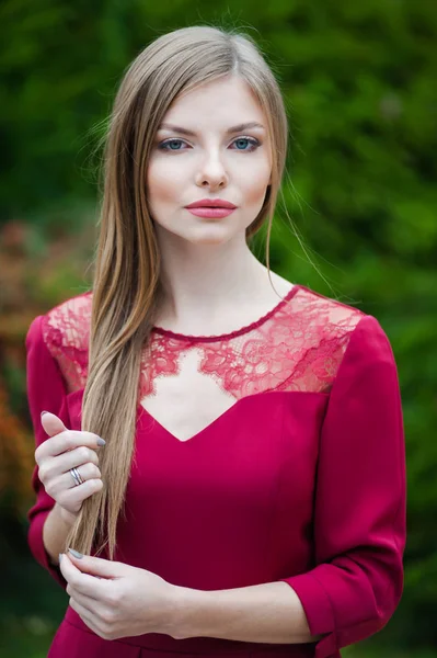 Красивая девушка в коротком красном платье — стоковое фото