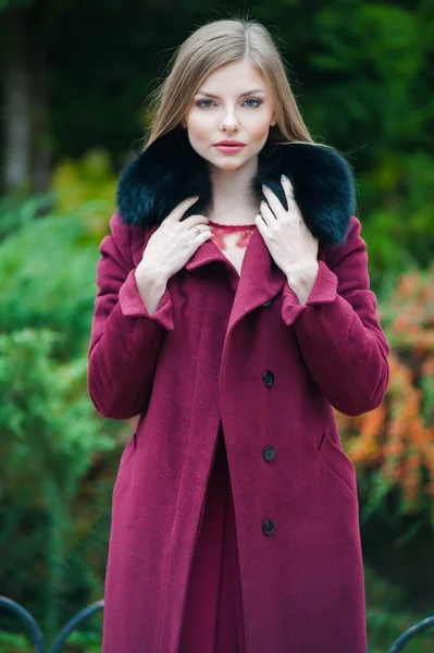 穿着毛皮秋季大衣的美丽年轻的金发女郎 — 图库照片