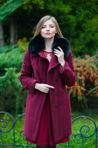 Bela jovem loira mulher vestindo pele outono casaco — Fotografia de Stock