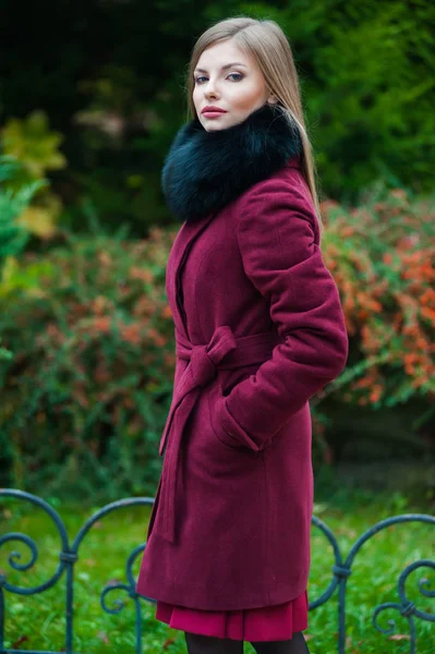 秋の毛皮のコートを身に着けている美しい若いブロンドの女性 — ストック写真