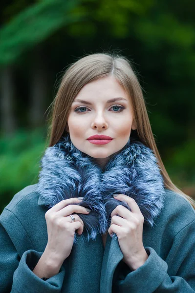 Bella giovane donna bionda che indossa pelliccia cappotto autunno — Foto Stock