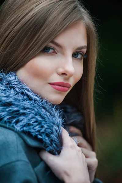 Mooie jonge blonde vrouw herfst bontjas dragen — Stockfoto