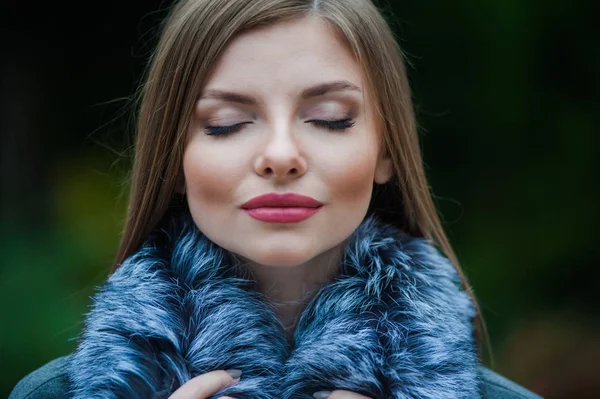 Sonbahar kürk giyen genç güzel sarışın kadın