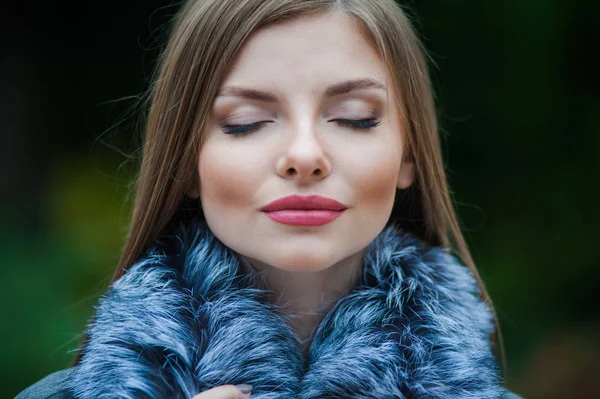 Bella giovane donna bionda che indossa pelliccia cappotto autunno — Foto Stock