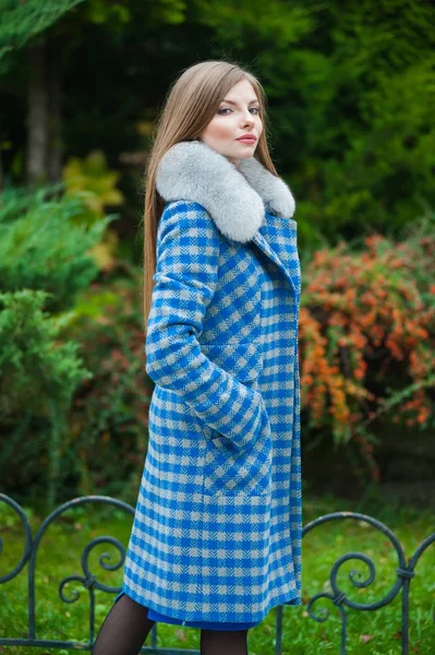 Sonbahar kürk giyen genç güzel sarışın kadın