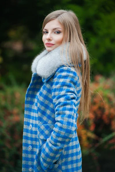 Bela jovem loira mulher vestindo pele outono casaco — Fotografia de Stock
