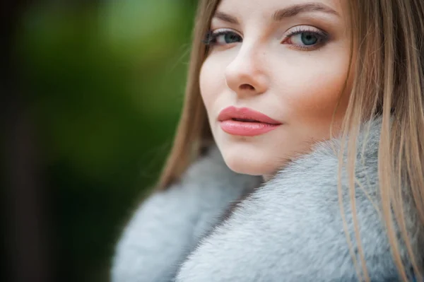 Hermosa mujer rubia joven con abrigo de otoño de piel —  Fotos de Stock