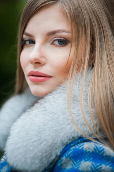 Mooie jonge blonde vrouw herfst bontjas dragen — Stockfoto