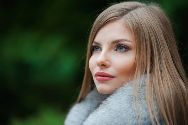 Mooie jonge blonde vrouw herfst bontjas dragen — Stockfoto