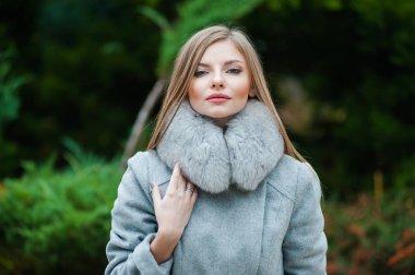 Sonbahar kürk giyen genç güzel sarışın kadın