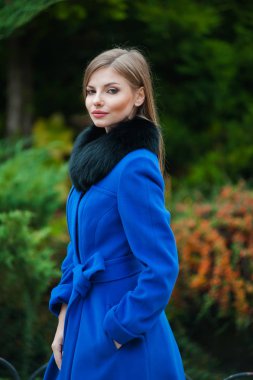 Sonbahar kürk giyen genç güzel sarışın kadın