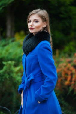 Sonbahar kürk giyen genç güzel sarışın kadın