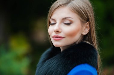 Sonbahar kürk giyen genç güzel sarışın kadın