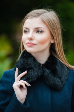 Sonbahar kürk giyen genç güzel sarışın kadın