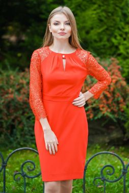 güzel kız kısa kırmızı elbise