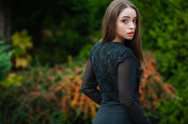 Kısa siyah elbiseli güzel genç kadın