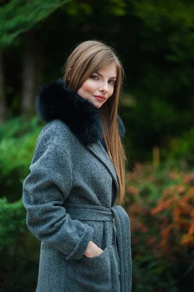 Belle jeune femme blonde portant manteau d'automne fourrure — Photo