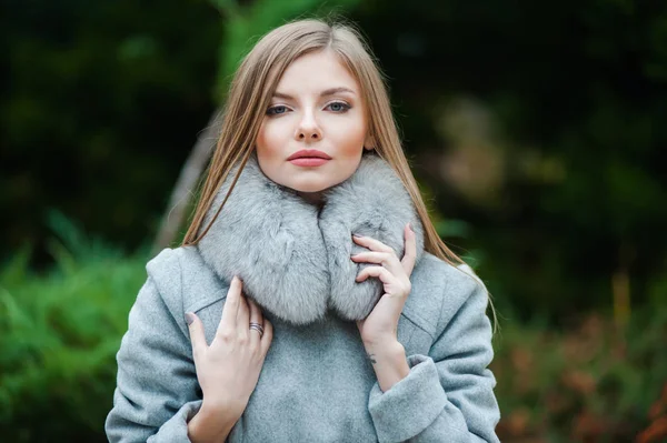 Hermosa mujer rubia joven con abrigo de otoño de piel —  Fotos de Stock